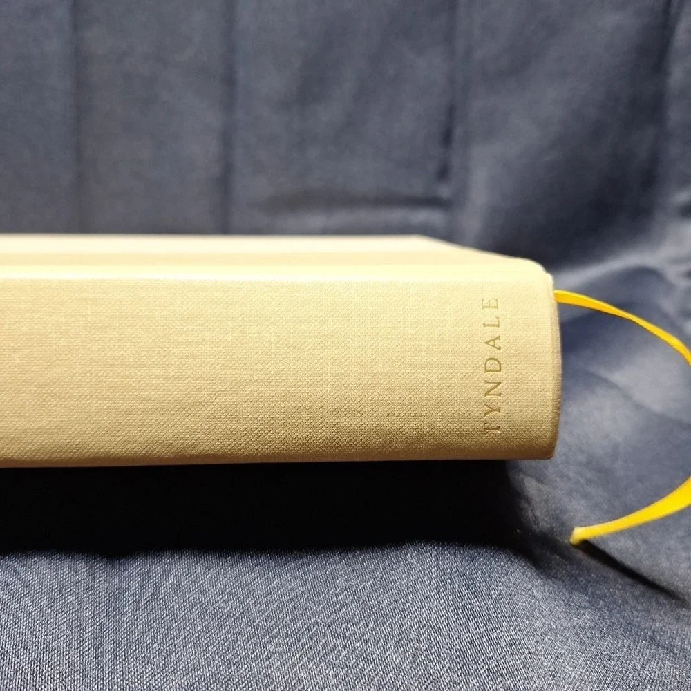 THE DAILY WALK BIBLE KJV Tyndale Hardcover 365 Day Bible Great Condition Inside